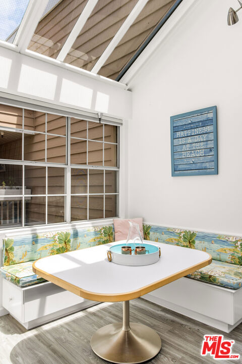 4342 Redwood Avenue, Marina del Rey CA: https://media.crmls.org/mediaz/dcbeb4fe-8db4-4879-a130-5d62a9ffc85c.jpg