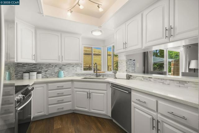 1169 Discovery Way, Concord CA: https://media.crmls.org/mediaz/dcbee993-05d3-4349-91ba-1e5706f1a676.jpg
