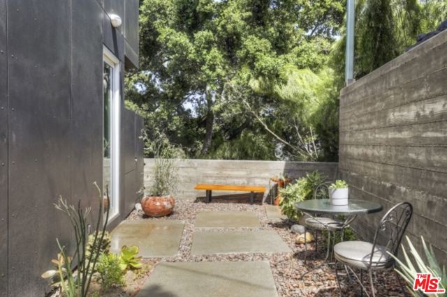 11462 LAURELCREST Road, Studio City CA: https://media.crmls.org/mediaz/dcbf3072-19f8-4a6c-a028-1660b1235324.jpg