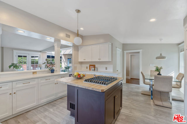 3564 Summerfield Drive, Sherman Oaks CA: https://media.crmls.org/mediaz/dcbf86fd-eaa3-4c54-9eb2-8a440186fedc.jpg