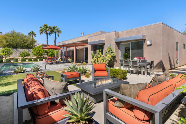 1069 Azure Court, Palm Springs CA: https://media.crmls.org/mediaz/dcc0f575-be85-42bb-8f9e-012e79342979.jpg