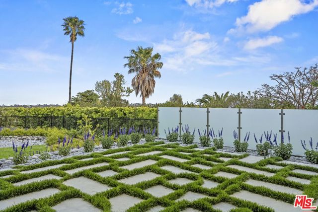 5738 Busch Drive, Malibu CA: https://media.crmls.org/mediaz/dcc10e48-cbdc-43b6-9587-05c20cb7452a.jpg