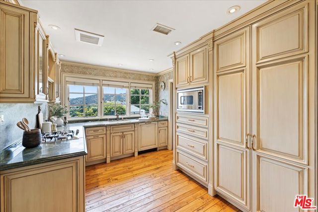 19000 Dorlon Drive, Tarzana CA: https://media.crmls.org/mediaz/dcc12521-697b-41e5-9c4d-06d377b97492.jpg
