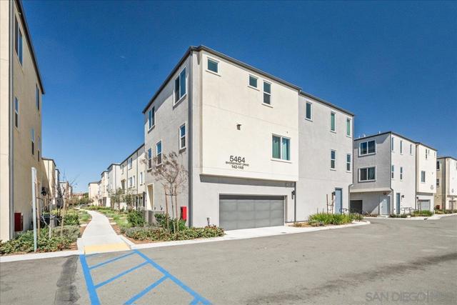 5464 Shorefront Dr, San Diego CA: https://media.crmls.org/mediaz/dcc1426c-6afb-4cb7-84e2-24b1dfe6c321.jpg