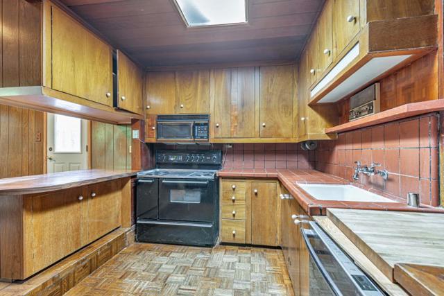 1036 Almanor Avenue, Menlo Park CA: https://media.crmls.org/mediaz/dcc177ef-221c-4d34-aa4f-9b0f19664a23.jpg