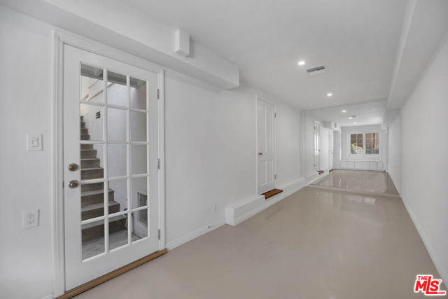 1231 Club View Drive, Los Angeles CA: https://media.crmls.org/mediaz/dcc2816e-678c-4851-b3ca-b7b440c9cdc7.jpg