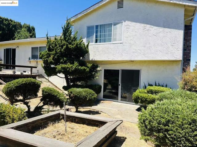 27 Barkley Court, Vallejo CA: https://media.crmls.org/mediaz/dcc2ba42-9e48-421b-988b-d8e33c9268e2.jpg