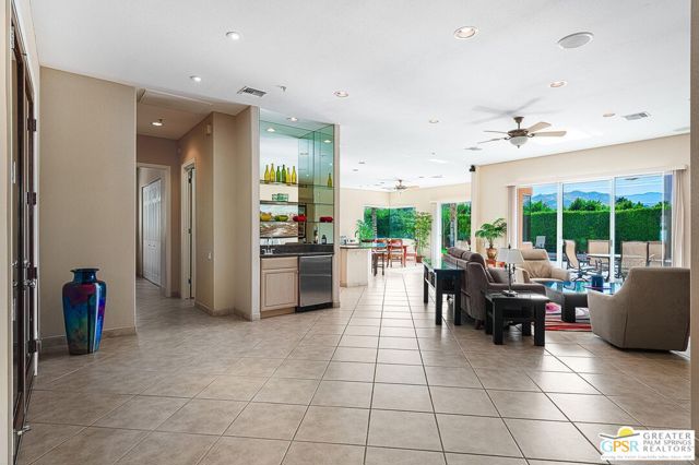 575 E Bogert Trail, Palm Springs CA: https://media.crmls.org/mediaz/dcc2d930-c971-446c-9a68-baf461da4057.jpg