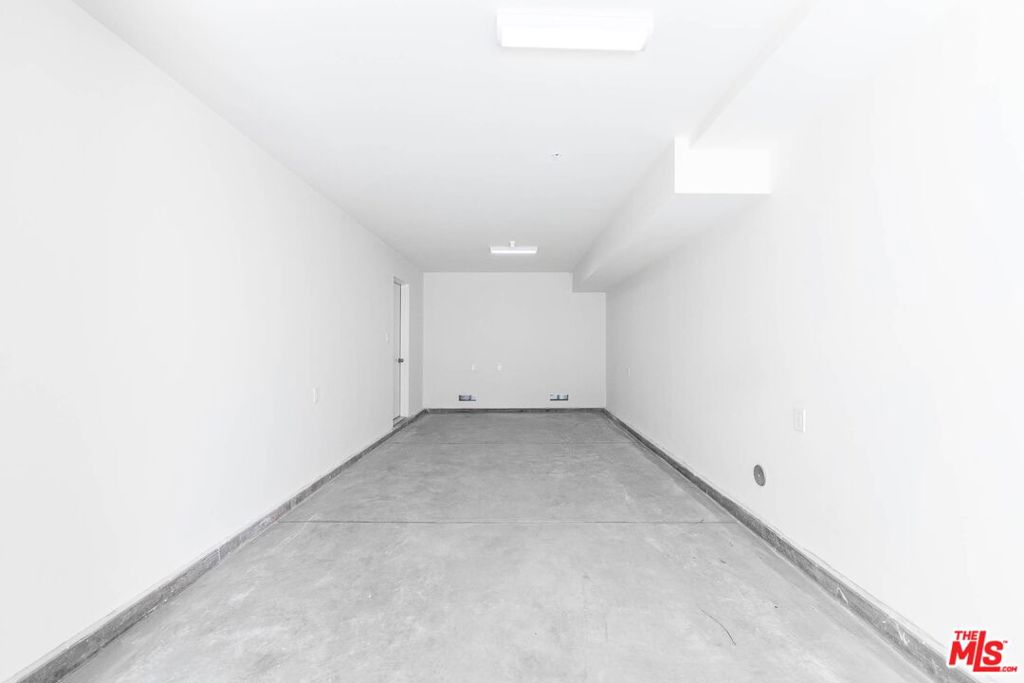 https://media.crmls.org/mediaz/dcc4430f-7573-4f25-86eb-830d93f71365.jpg?preset=X-Large