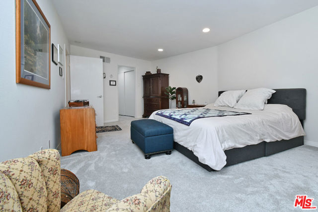 11687 Bellagio Road, Los Angeles CA: https://media.crmls.org/mediaz/dcc479f6-e1e7-4284-838e-21c0f727571f.jpg