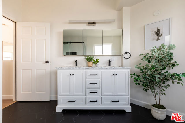 5018 Valleydale Avenue, Los Angeles CA: https://media.crmls.org/mediaz/dcc527cf-34dd-467e-81f6-cc7383cbd7ee.jpg