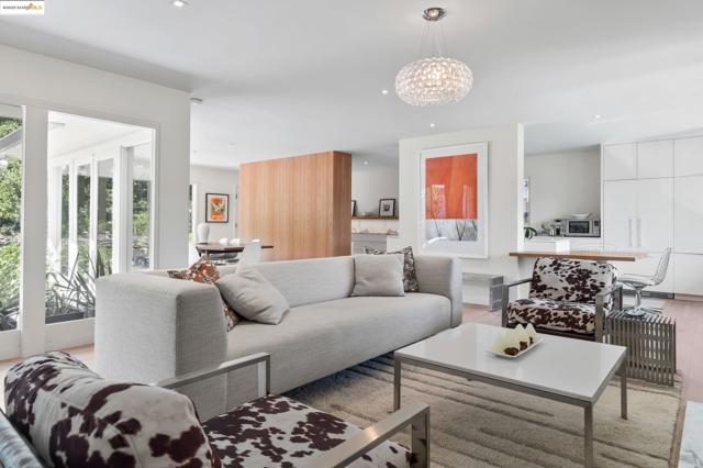 40 Westminster Dr, Oakland CA: https://media.crmls.org/mediaz/dcc6a9eb-548e-491b-aa66-c00d8edc5f7e.jpg