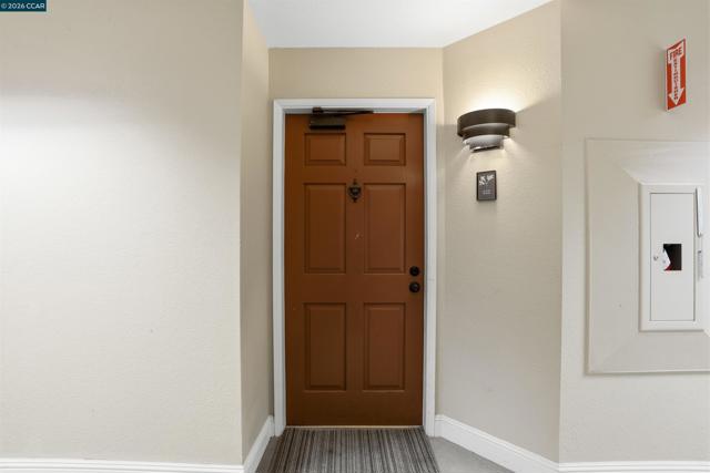 2560 Oak Rd, Walnut Creek CA: https://media.crmls.org/mediaz/dcc7a4bb-8bc9-45ce-bb8f-55e81b0f1f25.jpg