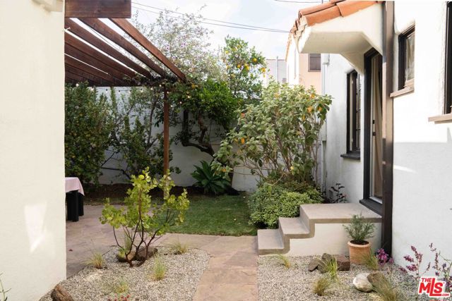 4331 4th Avenue, Los Angeles CA: https://media.crmls.org/mediaz/dcc7fcc6-1537-4f63-959a-077dacdc3f57.jpg