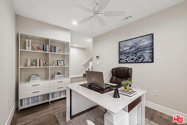 4372 Paxton Place, Calabasas CA: https://media.crmls.org/mediaz/dcc8899c-1034-4d52-aedc-11455a2bbd42.jpg
