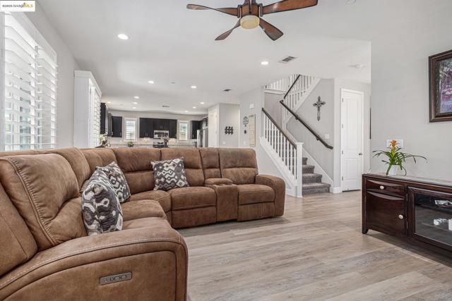 525 Stone Mountain Dr, Oakley CA: https://media.crmls.org/mediaz/dcc89b68-b20f-4e85-b5d2-dfcb7ad9803d.jpg