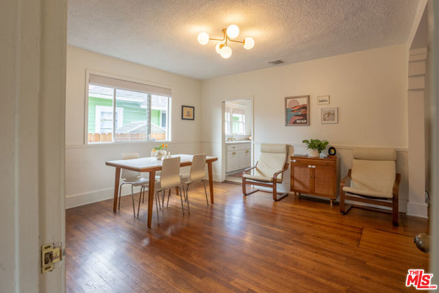 732 N Toledo Walk, Long Beach CA: https://media.crmls.org/mediaz/dcc9038c-dcbc-44b8-8413-b36514bc07f2.jpg