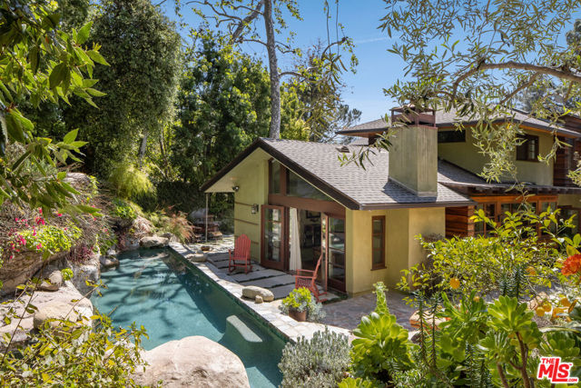 2669 Harlesden Court, Los Angeles CA: https://media.crmls.org/mediaz/dcc92eca-823d-4909-973e-202edb36d097.jpg