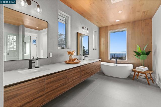 9 Turner Ct, Oakland CA: https://media.crmls.org/mediaz/dcc9e648-e4a2-4f6f-a8b4-cbc1baf51278.jpg