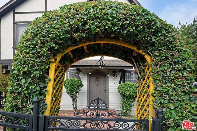 5076 Lemon Grove Avenue, Los Angeles CA: https://media.crmls.org/mediaz/dcca0014-e476-45c1-bd67-17677eb0013e.jpg
