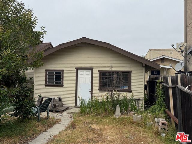 1145 E 10th Street, Long Beach CA: https://media.crmls.org/mediaz/dcca384f-d2bf-4028-a92a-b43f979d256c.jpg