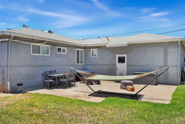 750 Fern St, Escondido CA: https://media.crmls.org/mediaz/dccb4d09-1c98-43fc-af00-148310df7719.jpg