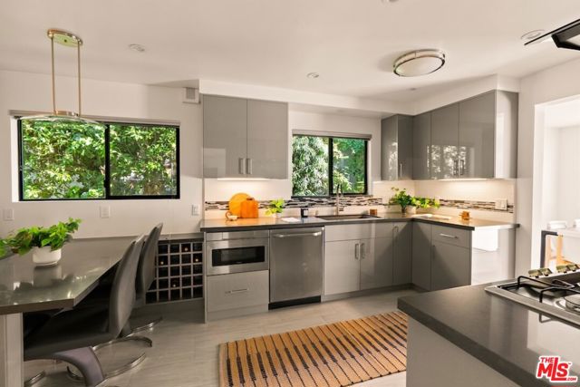 4841 Swinton Avenue, Encino CA: https://media.crmls.org/mediaz/dccb52bd-1587-4151-80bf-02d7264fa4d1.jpg