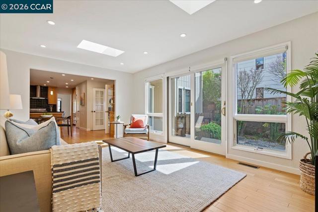 7 Doral Dr, Moraga CA: https://media.crmls.org/mediaz/dccb6429-dd92-4ca9-a569-8aba31bc9917.jpg