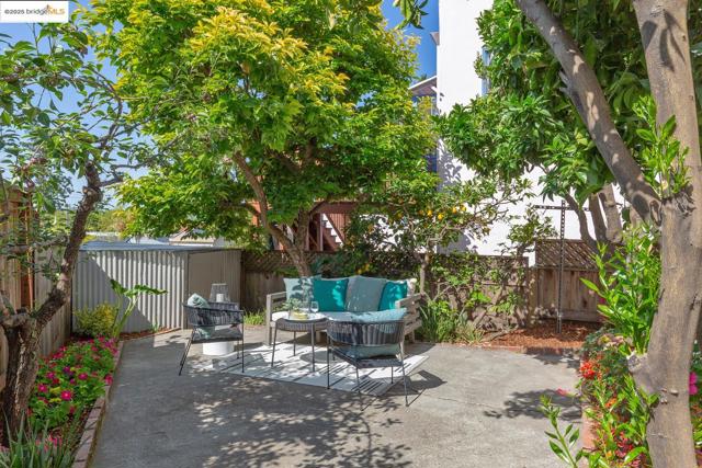 6753 Manor Crest, Oakland CA: https://media.crmls.org/mediaz/dcccb10b-e22e-4cfd-b4f5-cbabee42d457.jpg