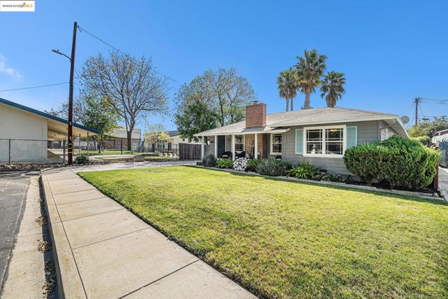 210 Delta Ave, Brentwood CA: https://media.crmls.org/mediaz/dcccc243-b438-4ec3-82ad-2ed6e834cb10.jpg