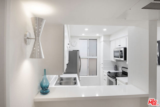 943 12th Street, Santa Monica CA: https://media.crmls.org/mediaz/dccf09de-aa29-4737-80d8-64f3e0bc309a.jpg