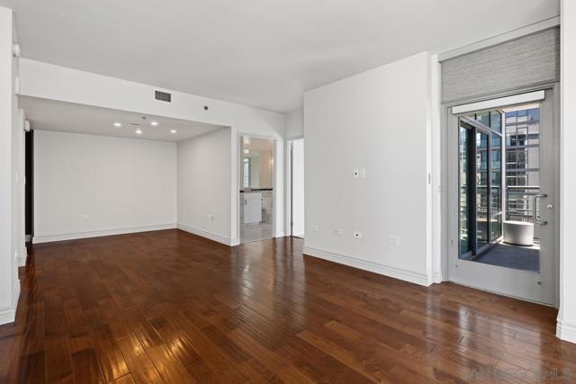 425 W Beech St, San Diego CA: https://media.crmls.org/mediaz/dcd0b4e6-ca2e-4353-b167-af62052eed6a.jpg