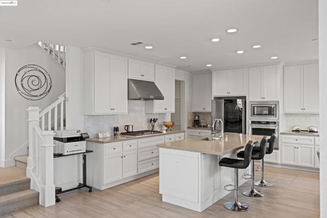 2810 Telegraph Blvd, Marina CA: https://media.crmls.org/mediaz/dcd0b816-96db-450b-b32c-508769758c8c.jpg