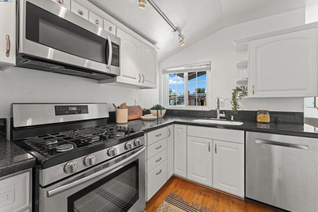 6793 Flanders Dr, Newark CA: https://media.crmls.org/mediaz/dcd2caf6-13fb-4a02-ad49-37168e825500.jpg