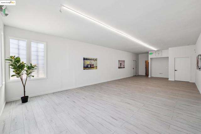 904 41st St, Oakland CA: https://media.crmls.org/mediaz/dcd2ee75-2838-45f5-ba7b-d5a76959e91e.jpg