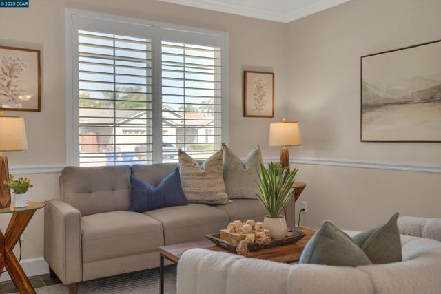 380 Claremont Dr, Brentwood CA: https://media.crmls.org/mediaz/dcd3251c-c646-49a6-a139-bb8a334f0fb4.jpg