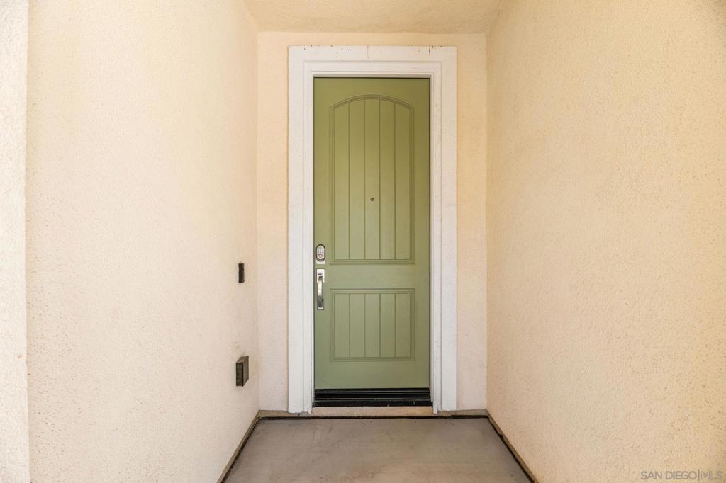 https://media.crmls.org/mediaz/dcd34922-f159-4643-ac5a-2e1eab2f3d8e.jpg?preset=X-Large