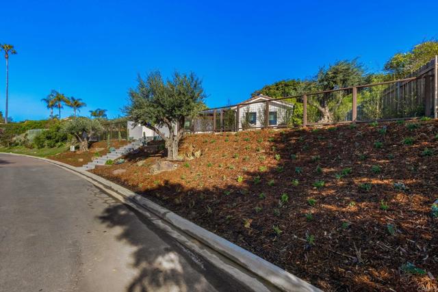 Detail Gallery Image 37 of 39 For 2087 via Ladeta, La Jolla,  CA 92037 - 2 Beds | 2 Baths