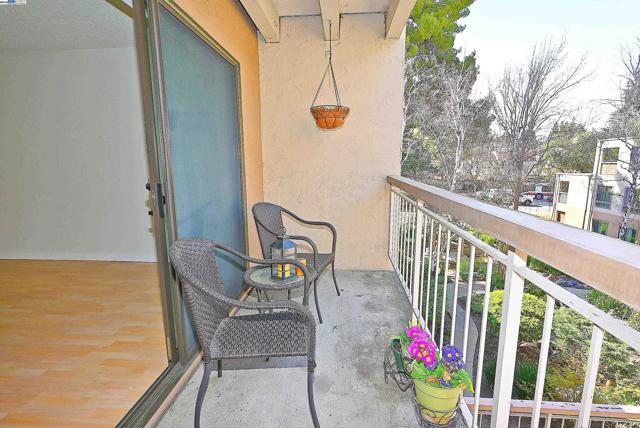 320 N Civic Dr, Walnut Creek CA: https://media.crmls.org/mediaz/dcd4a27e-12cc-4e18-9914-ef1735fd2faf.jpg