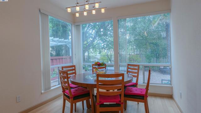 906 Vista Pointe Dr, San Ramon CA: https://media.crmls.org/mediaz/dcd4a5cd-4315-4d4b-8ba5-9400fafb6e17.jpg