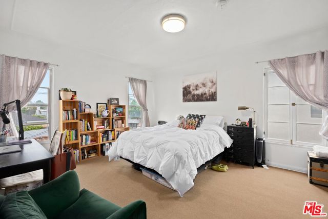 1118 S Crescent Heights Boulevard, Los Angeles CA: https://media.crmls.org/mediaz/dcd4e632-69e1-4925-8072-dde5e655ad0b.jpg
