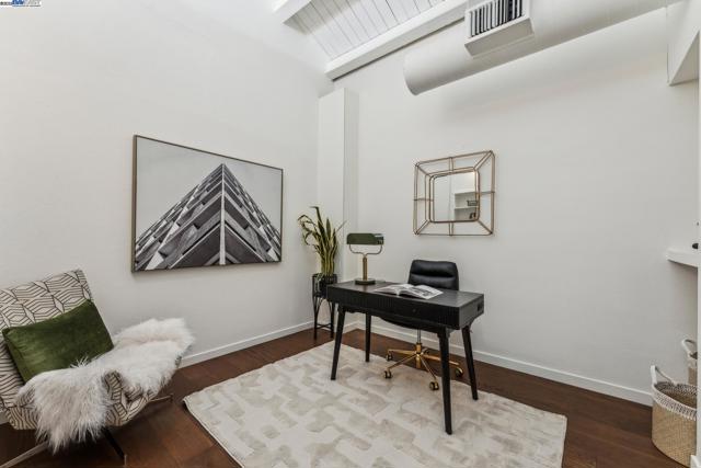311 4th St, Oakland CA: https://media.crmls.org/mediaz/dcd52fa1-36f3-4534-b355-7a5aae95a145.jpg
