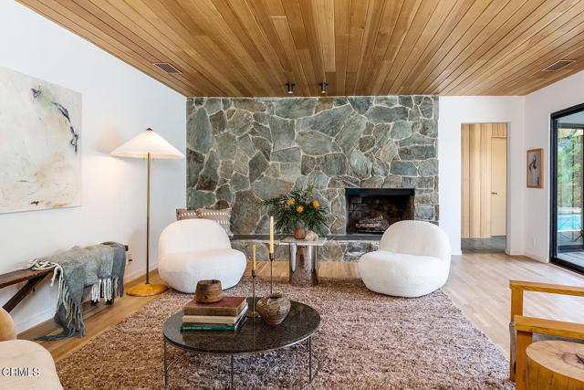 808 Inverness Drive, La Canada Flintridge CA: https://media.crmls.org/mediaz/dcd54d5b-4a3c-42da-8240-b3e3339ad40a.jpg