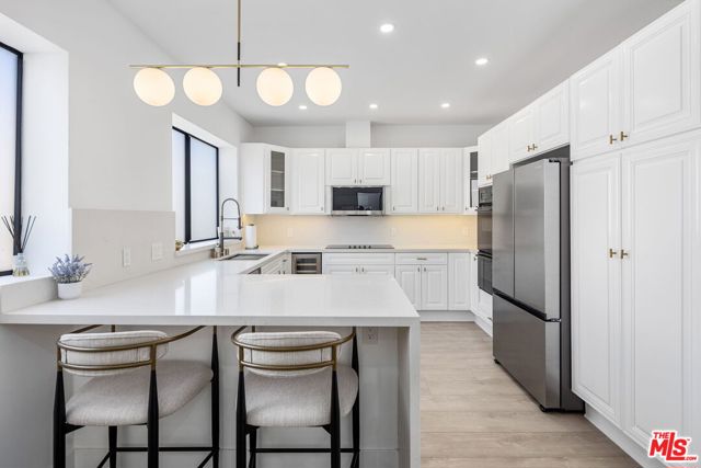 5254 Yarmouth Avenue, Encino CA: https://media.crmls.org/mediaz/dcd7e4ec-01f4-4ff0-b7ab-95f307ec0768.jpg