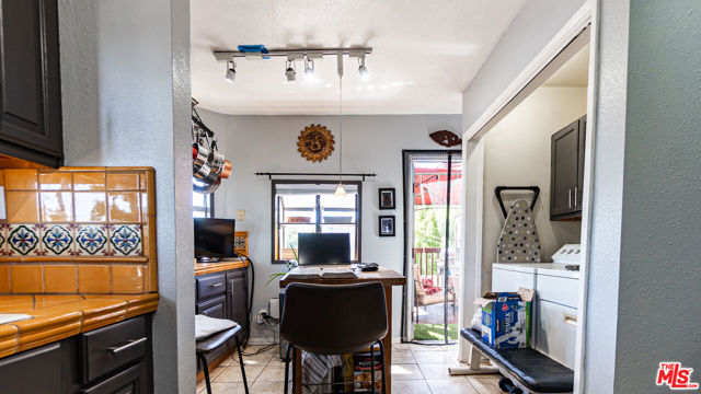 1277 S Orange Drive, Los Angeles CA: https://media.crmls.org/mediaz/dcd7ed5d-4def-49fb-89f4-b2f162d27cf4.jpg