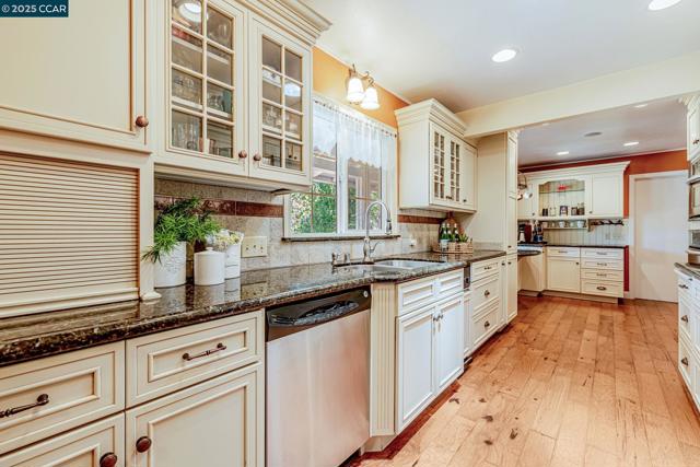 49 Terra Bella Dr, Walnut Creek CA: https://media.crmls.org/mediaz/dcd8dc7c-5452-4816-a787-88a67d39fefb.jpg