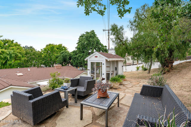 566 Rancho Road, Thousand Oaks CA: https://media.crmls.org/mediaz/dcd9358b-a05c-4604-9f38-425fc548f137.jpg