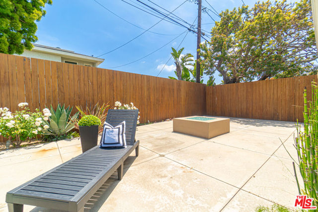 5210 S Corning Avenue, Los Angeles CA: https://media.crmls.org/mediaz/dcd9e867-1c70-4e67-8688-fbff28f4a3e5.jpg
