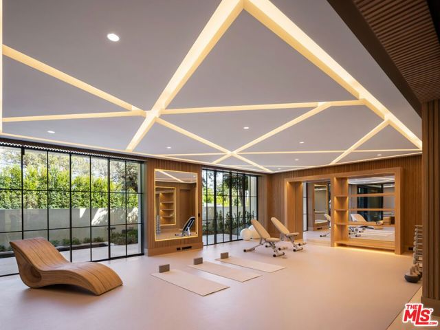 721 N Bonhill Road, Los Angeles CA: https://media.crmls.org/mediaz/dcdb3490-4850-4b18-b14d-e8f3a6871dda.jpg