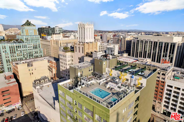 939 S Broadway, Los Angeles CA: https://media.crmls.org/mediaz/dcdb5892-598d-46df-80b3-624126dcd974.jpg